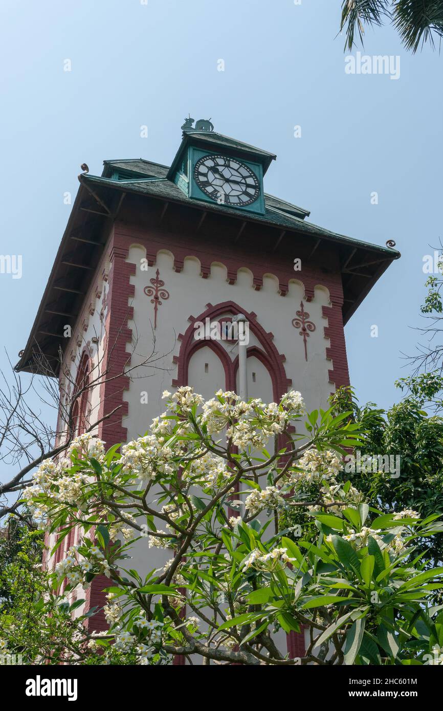 Howrah, Bengala Occidentale, India- 21st Aprile 2019 : Torre storica dell'orologio dell'Istituto Indiano di Ingegneria Scienza e tecnologia, IIEST, Shibpur. Foto Stock