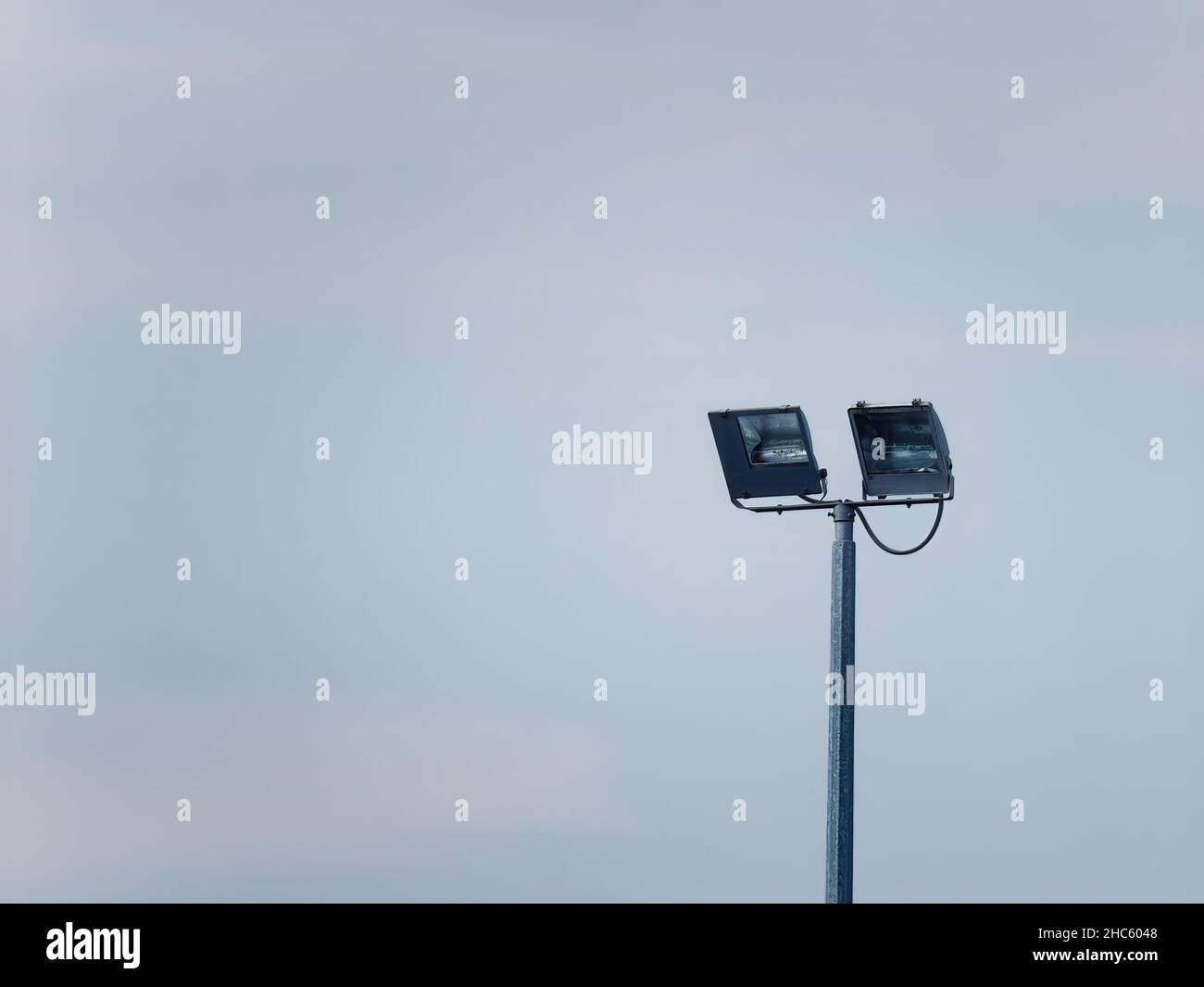 Palo leggero con due lampade contro un cielo nuvoloso Foto Stock