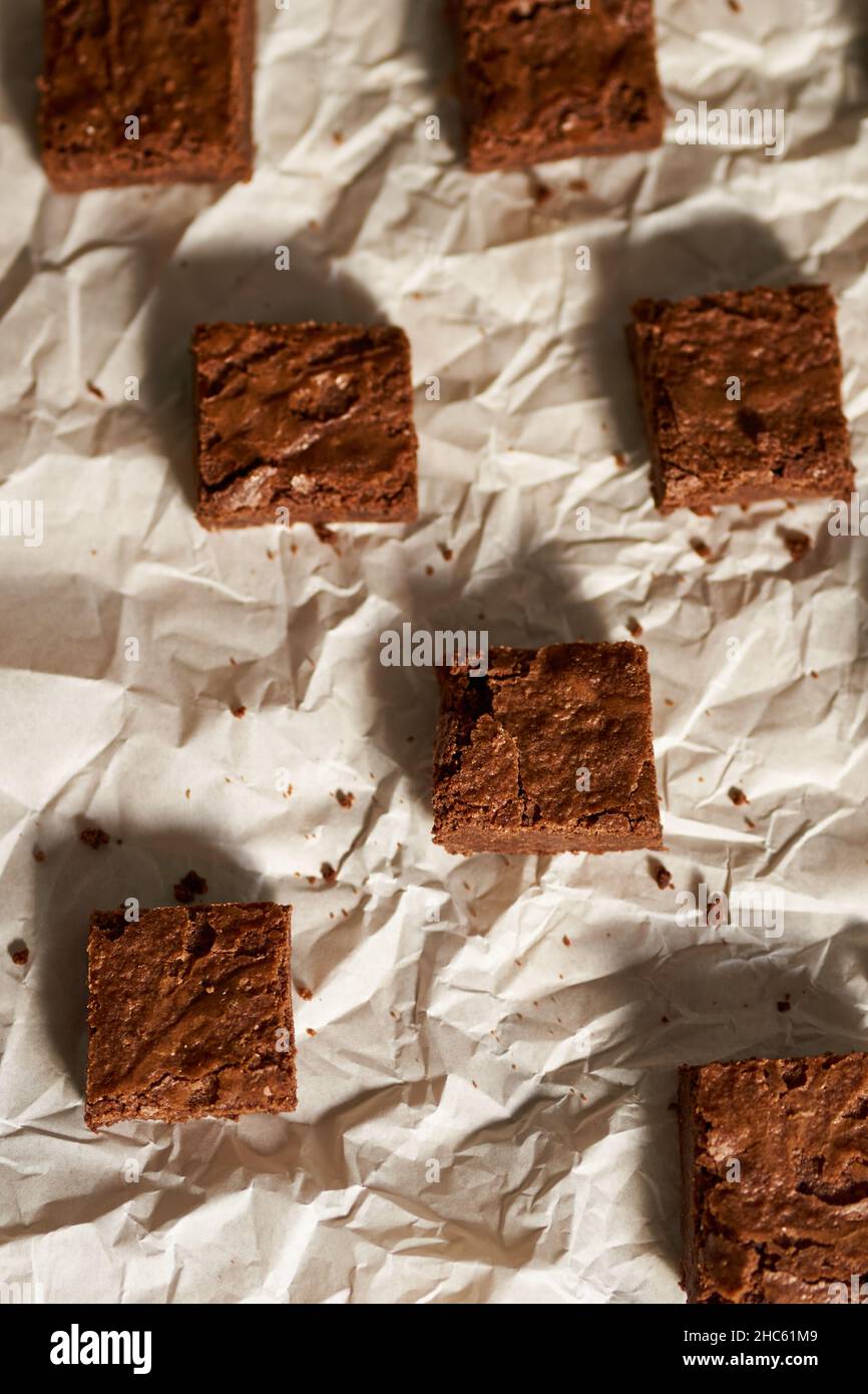 Pan di Spagna al cioccolato sul tovagliolo bianco Foto Stock