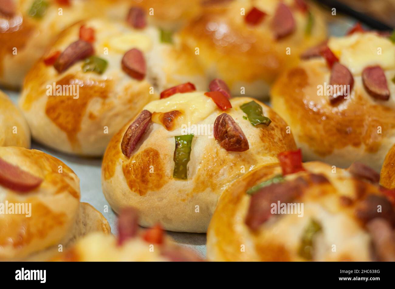 Deliziose mini pizze con salsicce, pepe, pomodoro e formaggio Foto Stock