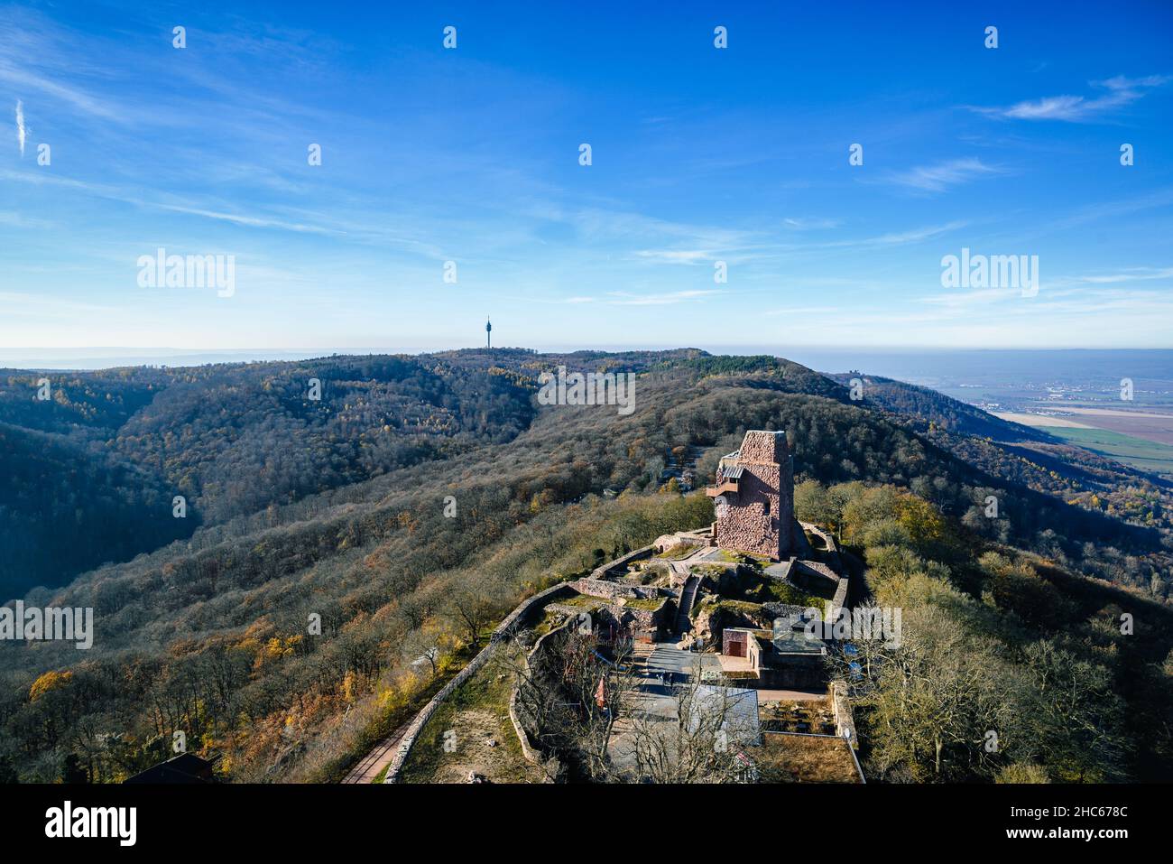 Ein Blick auf den Barbarossaturm in der Oberburg oder auch Reichsburg auf den Kyffhäuserbergen genannt Foto Stock