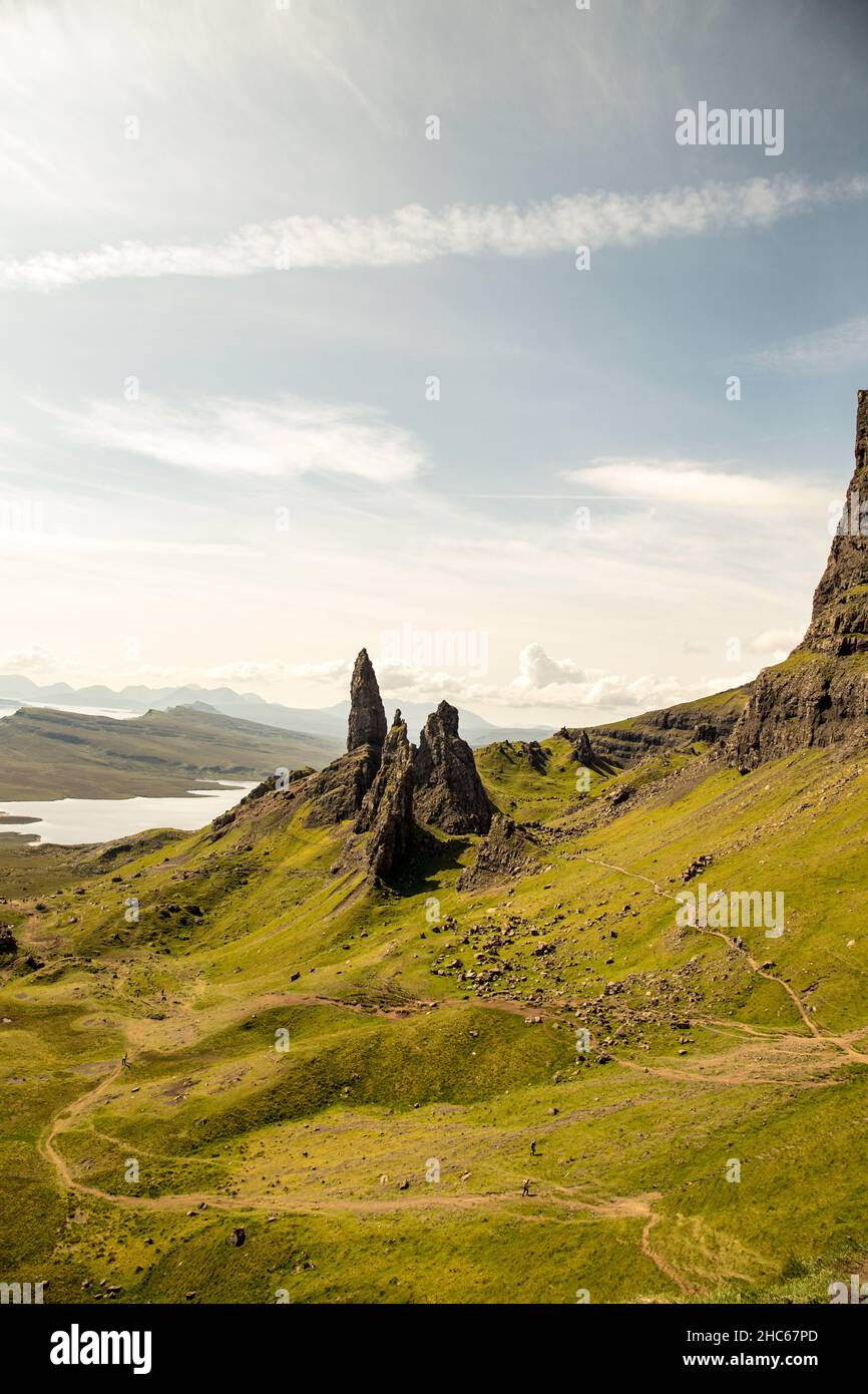 Foto verticale del bellissimo luogo Old Man di Storr Portree, Regno Unito Foto Stock