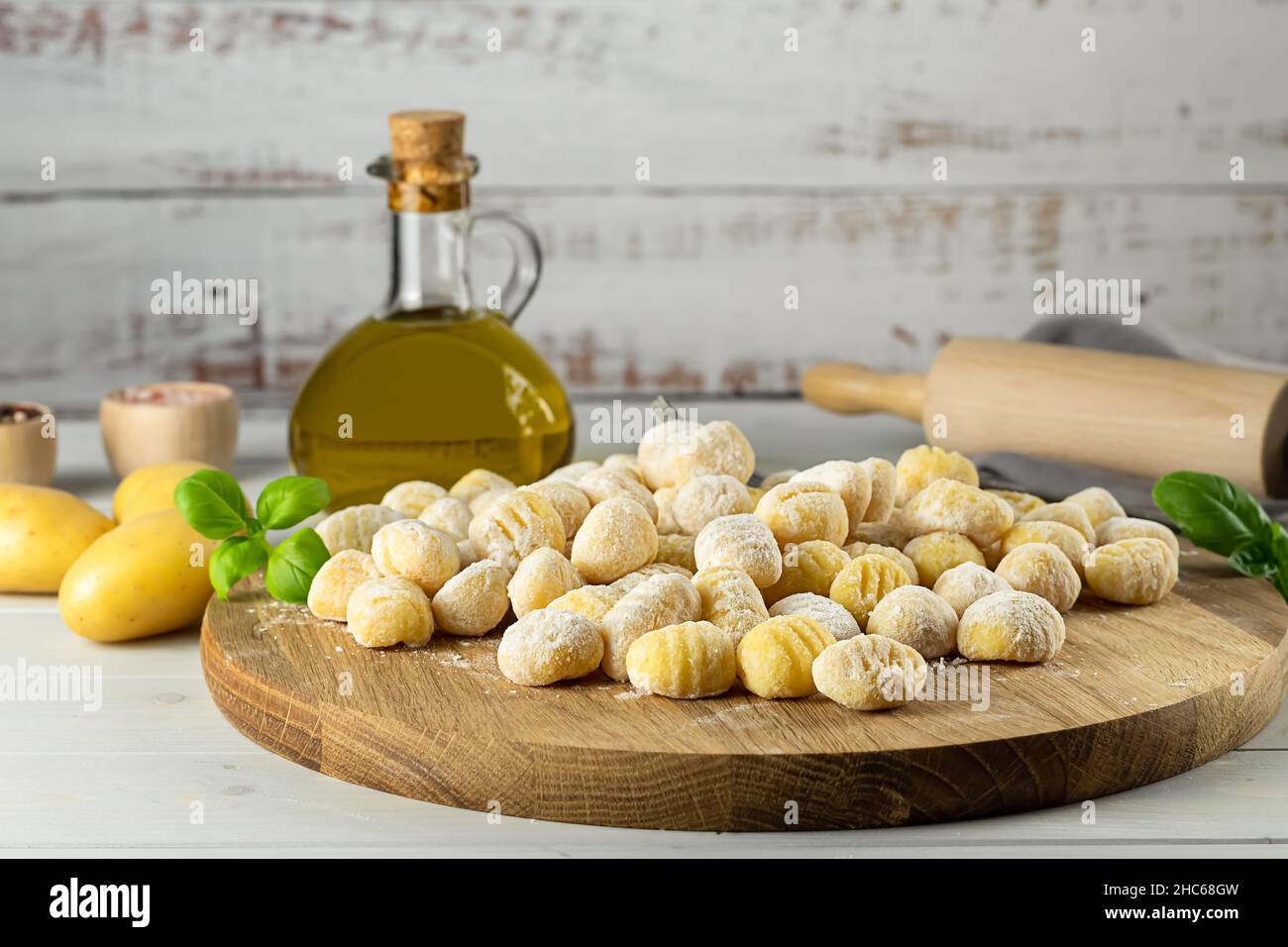 Gnocchi italiani fatti in casa a base di patate, pasta di farina di grano, uova Foto Stock