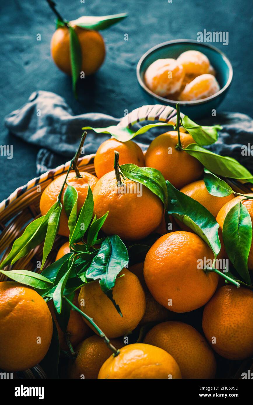 Shot verticale di frutti di mandarino su sfondo scuro Foto Stock