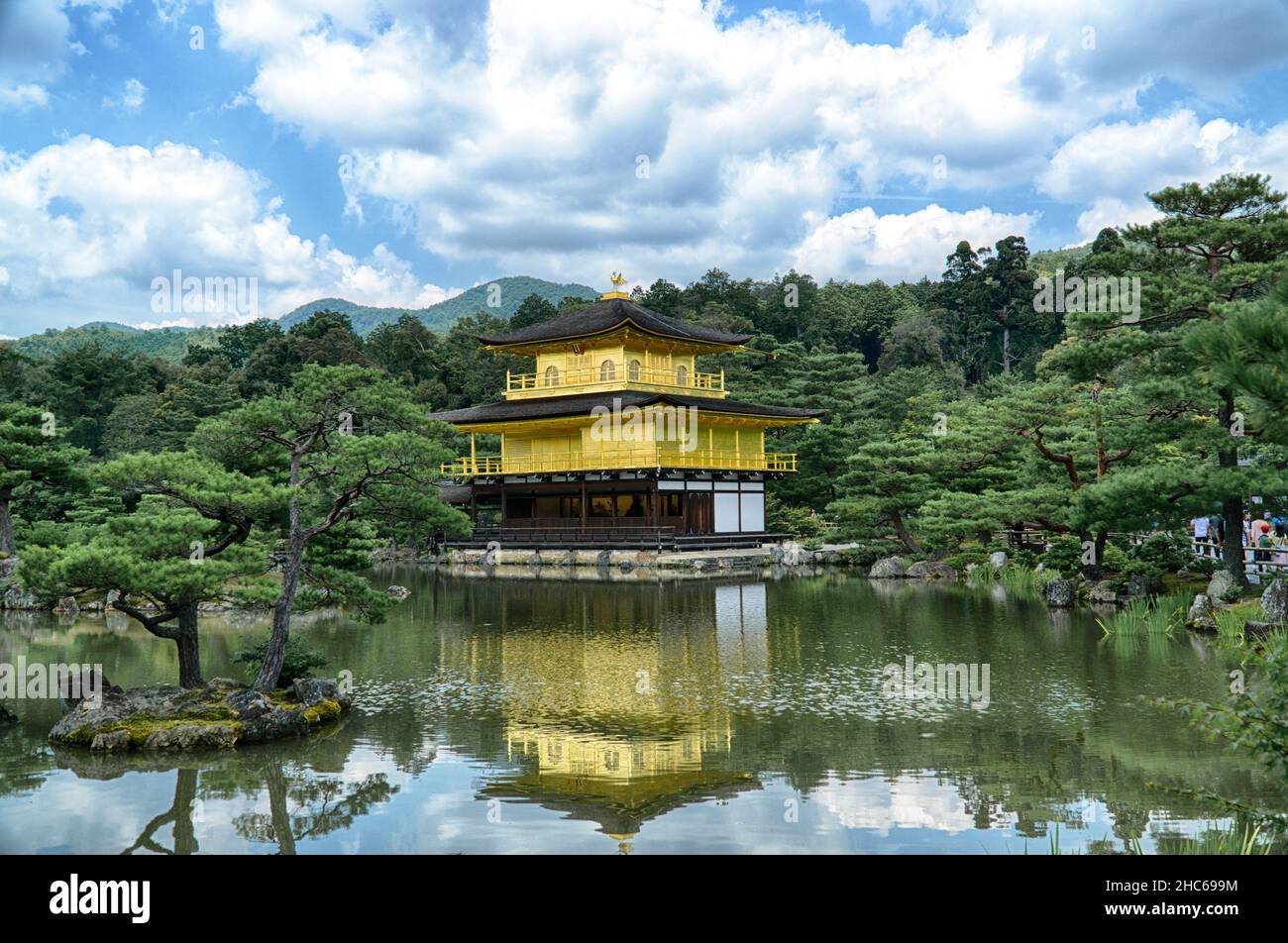 Foto di Kinkaku-ji letteralmente Tempio del Padiglione dorato con riflesso del Padiglione e alberi verdi sull'acqua in estate, Kyoto, Giappone, Asia Foto Stock