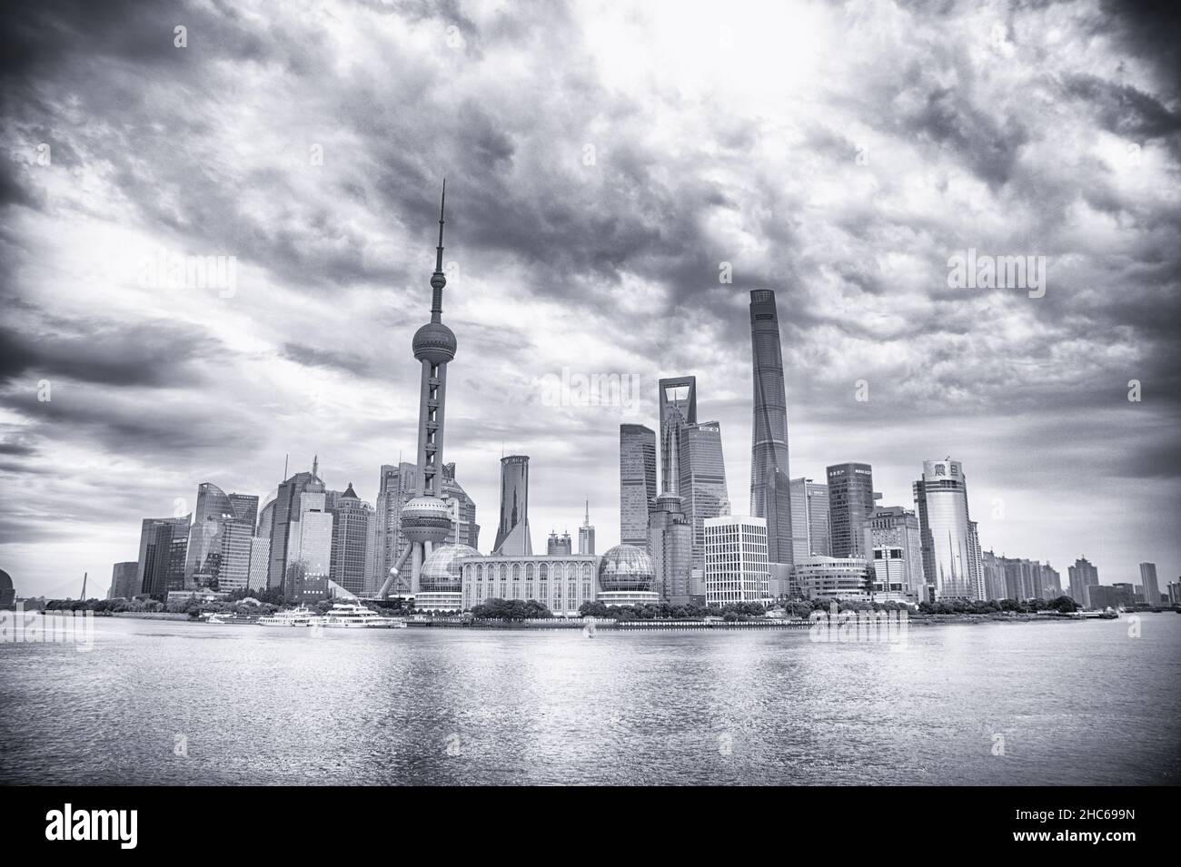 Una foto in bianco e nero di Pudong dal Bund con molti famosi grattacieli della Cina, Shanghai, Cina, Asia Foto Stock