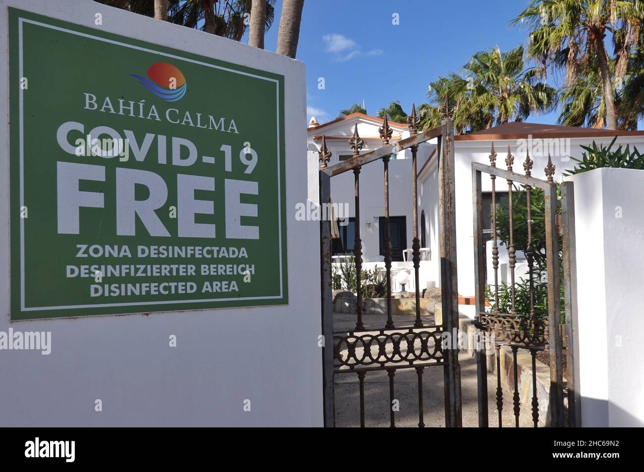 Costa calma, Spagna. 03rd Dic 2021. Un cartello 'COVID-19 Free Disinfected Area Bahia calma' appende accanto all'ingresso di un resort. Credit: Soeren Stache/dpa-Zentralbild/ZB/dpa/Alamy Live News Foto Stock