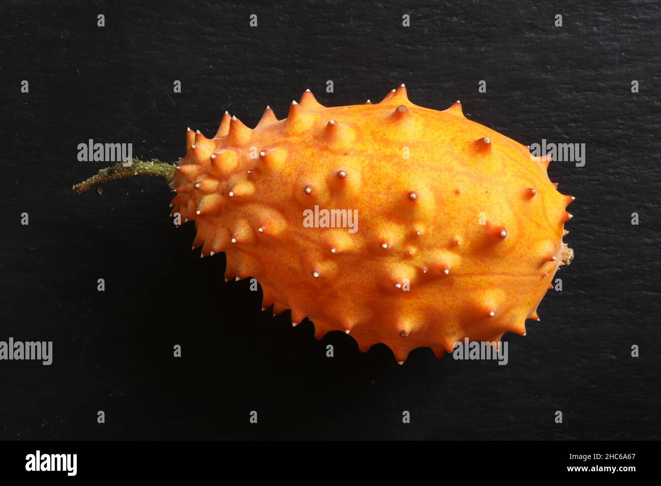 Fotografia di un kiwano o di un melone corno isolato su sfondo ardesia per illustrazioni alimentari Foto Stock