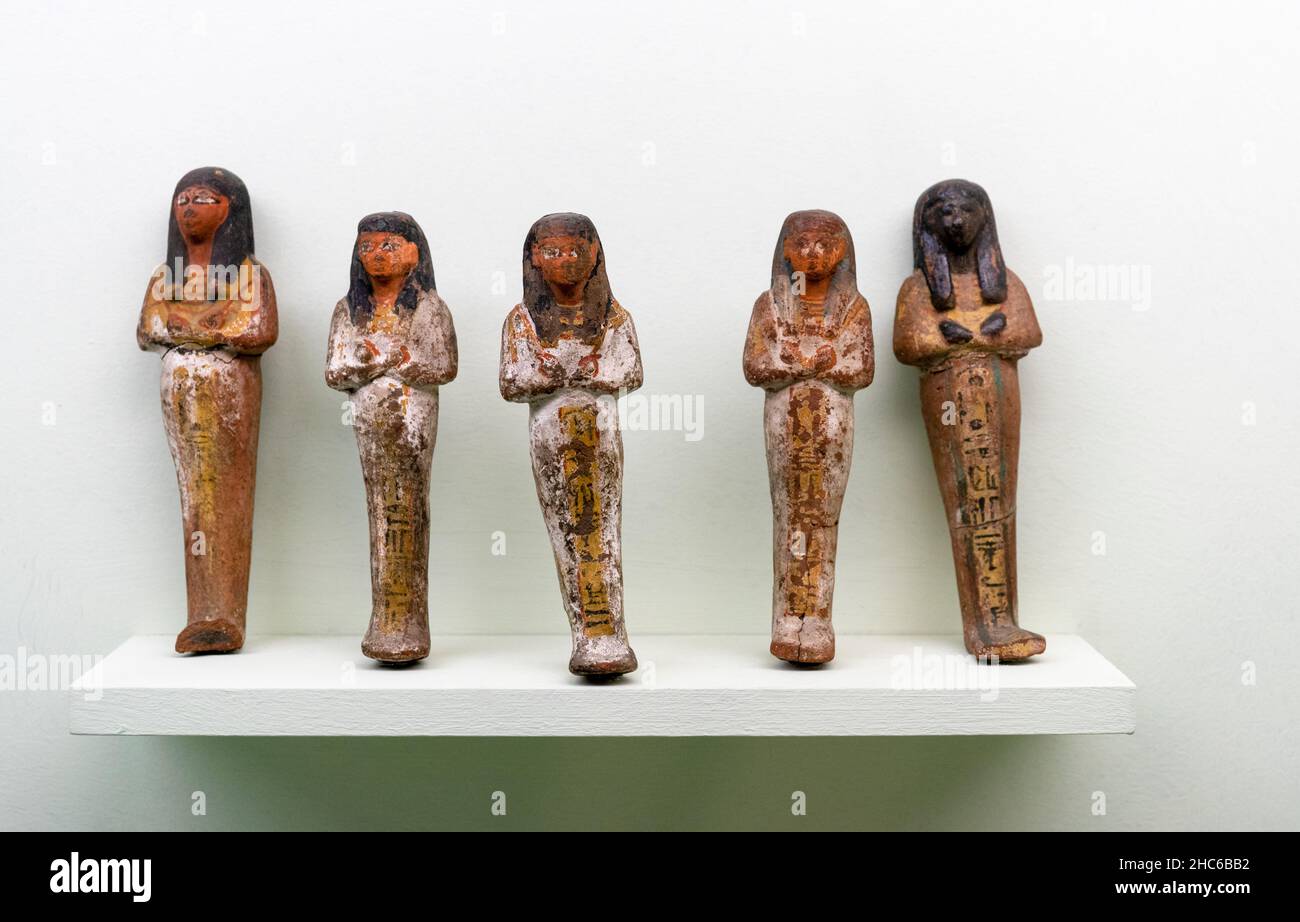 Vista delle figure egiziane di Ushabtis. Ushabti (shabti o shawabti) è una statuetta funeraria usata nell'antica religione egiziana. Foto Stock