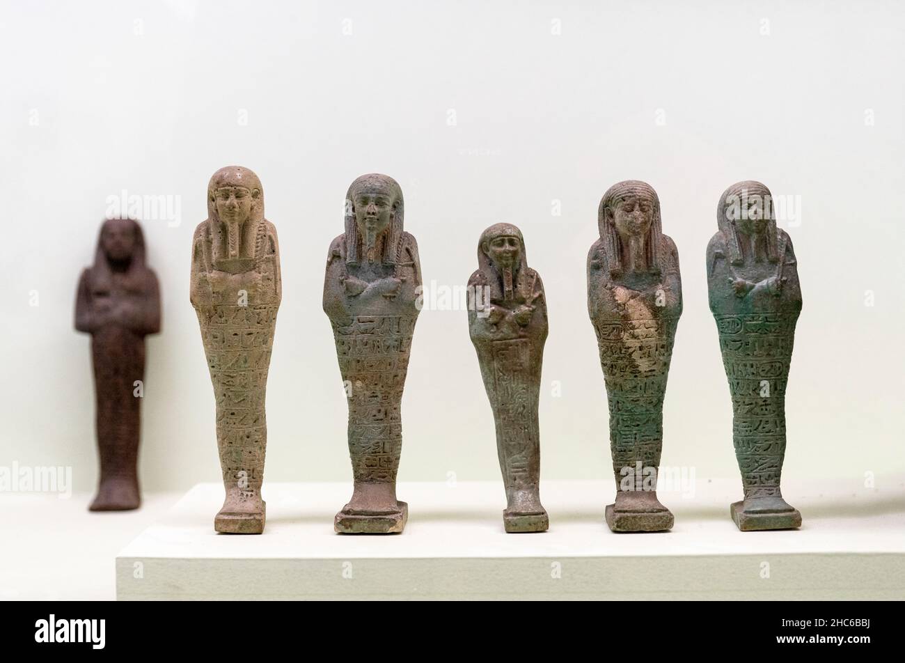Vista delle figure egiziane di Ushabtis. Ushabti (shabti o shawabti) è una statuetta funeraria usata nell'antica religione egiziana. Foto Stock