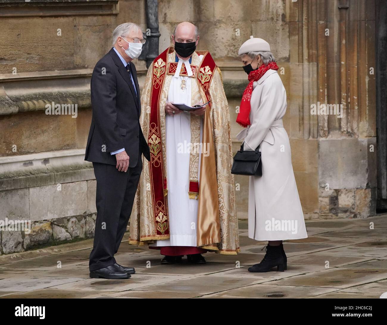 Il Duca e la Duchessa di Gloucester sono incontrati dal Decano di Windsor (centro) quando arrivano a partecipare al servizio della chiesa del giorno di Natale presso la Cappella di San Giorgio, il Castello di Windsor. Data foto: Sabato 25 dicembre 2021. Foto Stock