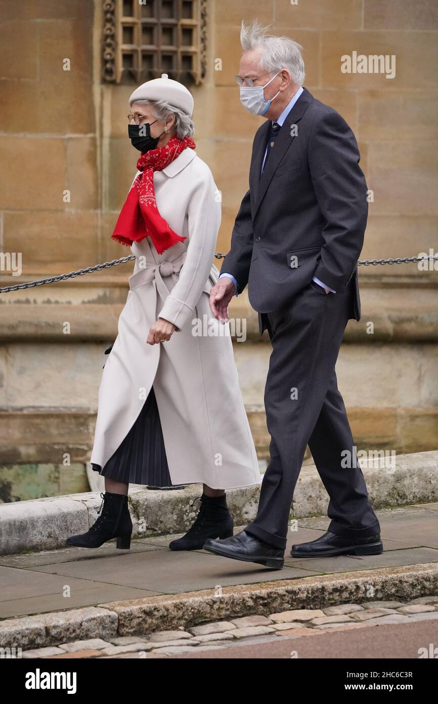Il Duca e la Duchessa di Gloucester arrivano per partecipare al servizio della chiesa del giorno di Natale presso la Cappella di San Giorgio, il Castello di Windsor. Data foto: Sabato 25 dicembre 2021. Foto Stock