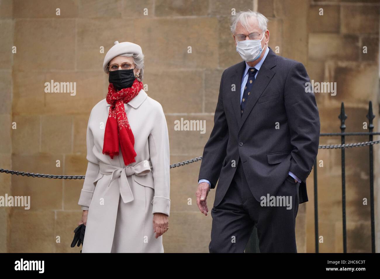 Il Duca e la Duchessa di Gloucester arrivano per partecipare al servizio della chiesa del giorno di Natale presso la Cappella di San Giorgio, il Castello di Windsor. Data foto: Sabato 25 dicembre 2021. Foto Stock