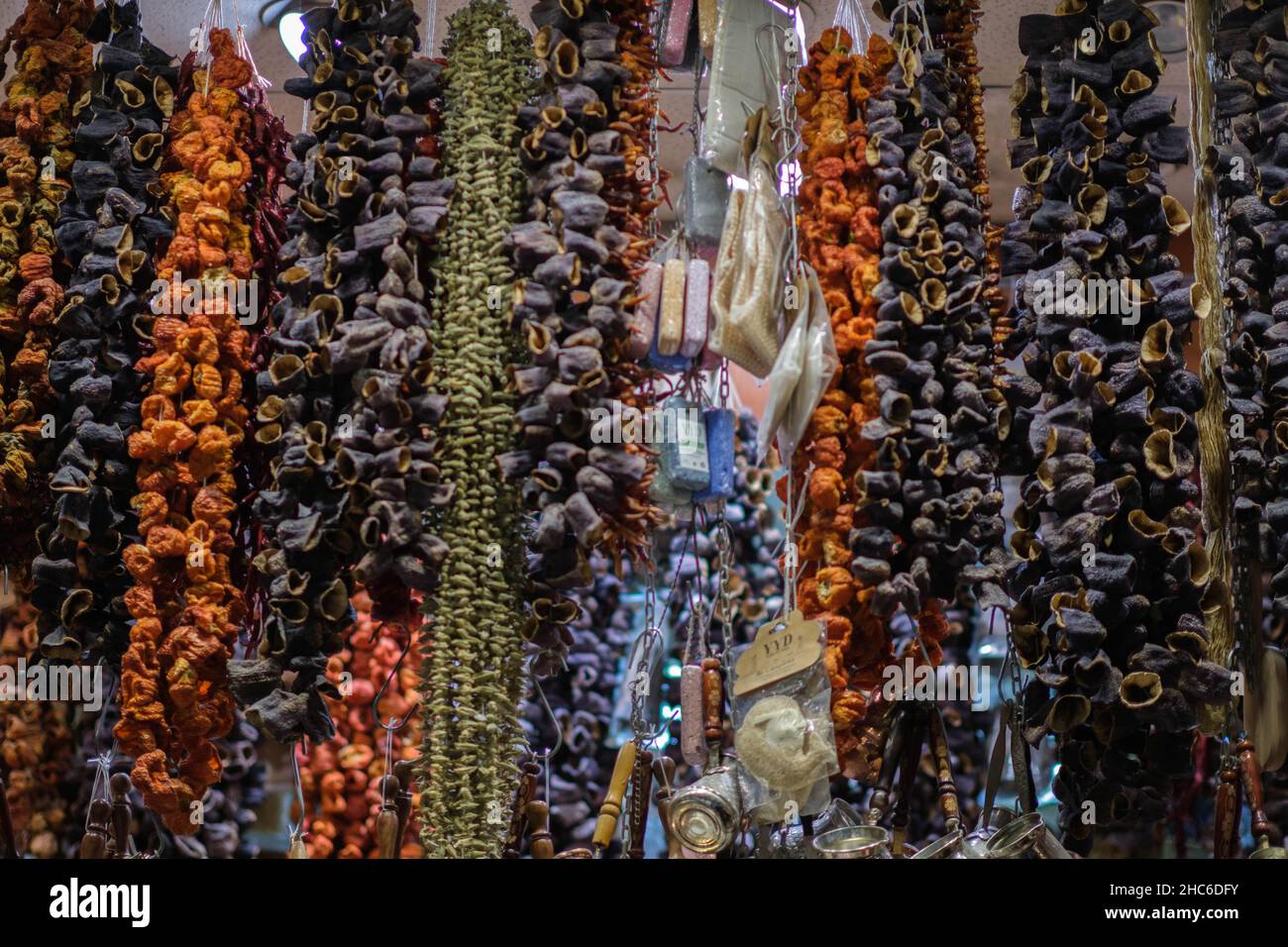 Vari frutta secca e verdure appesi in un mercato locale di Istanbul Foto Stock