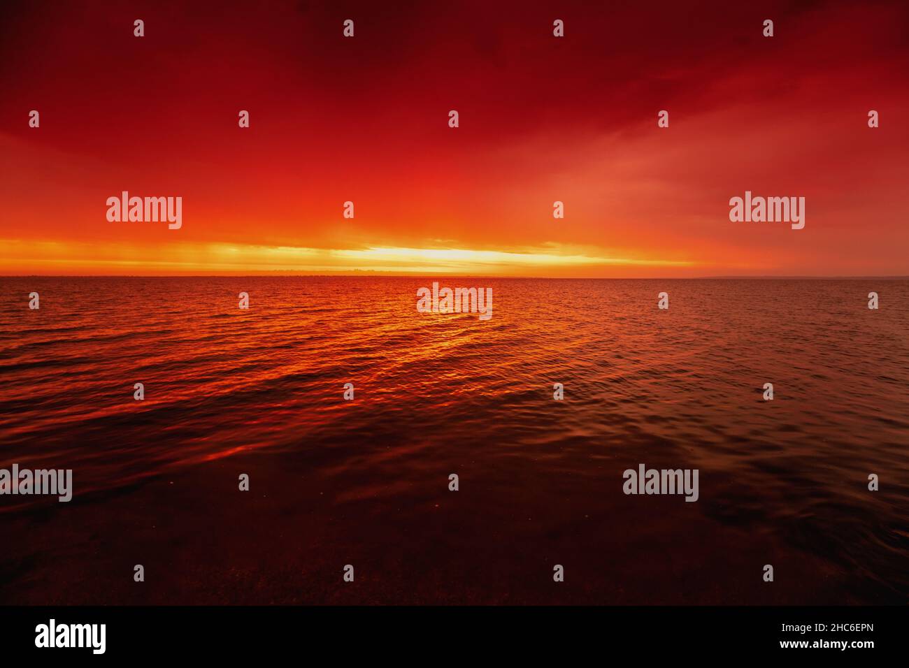 Rosso spettacolare cielo sul mare al tramonto Foto Stock