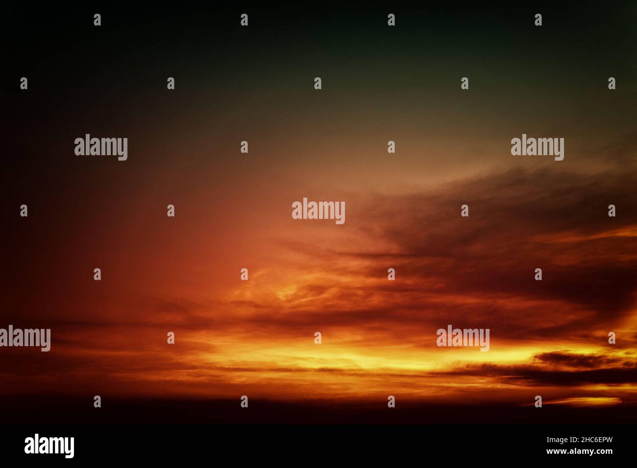 Cielo drammatico rosso al tramonto. Texture del cielo. Sfondo astratto della natura Foto Stock