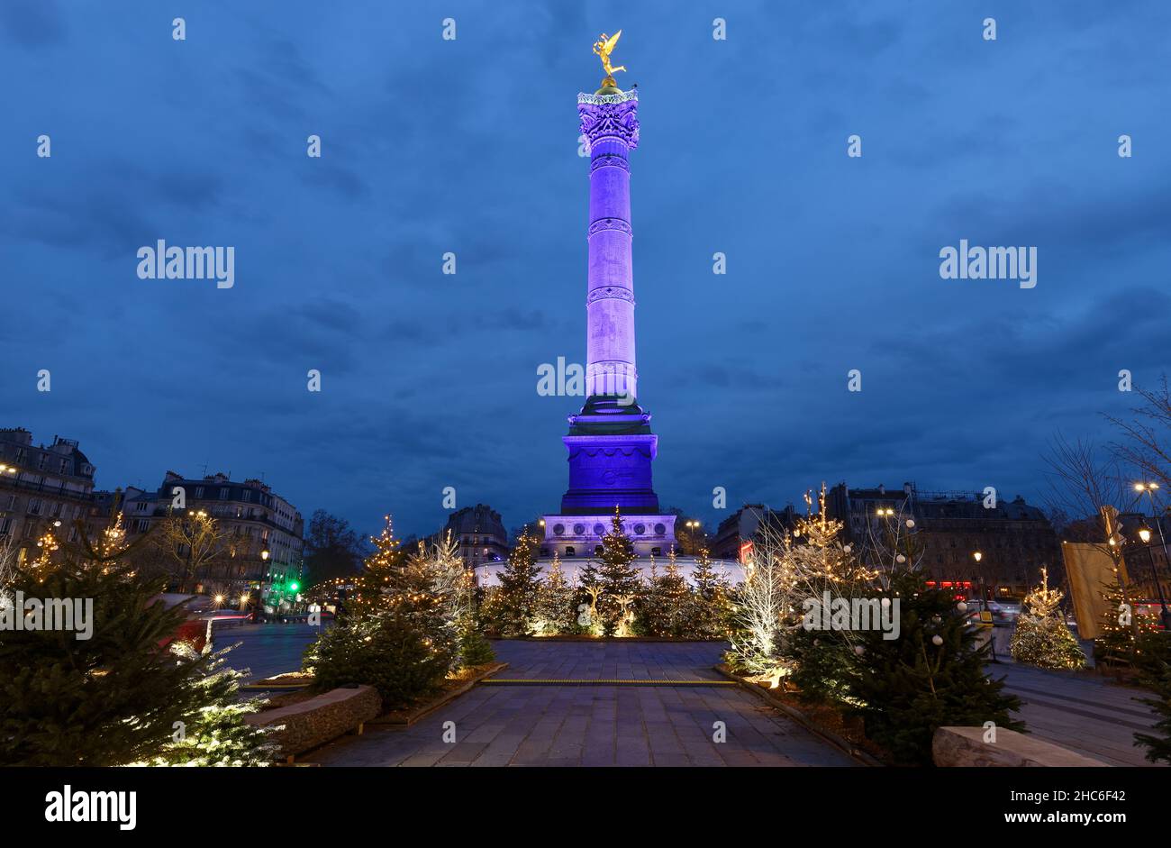 La colonna di luglio sulla piazza della Bastiglia decorata con alberi di Natale in serata , Parigi, Francia. Foto Stock