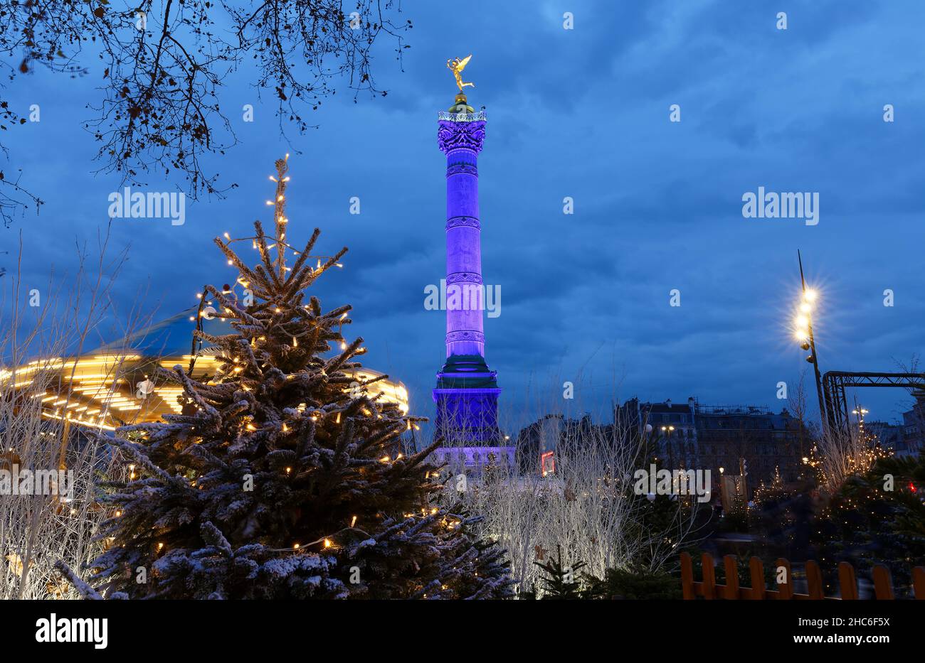 La colonna di luglio sulla piazza della Bastiglia decorata con alberi di Natale in serata , Parigi, Francia. Foto Stock