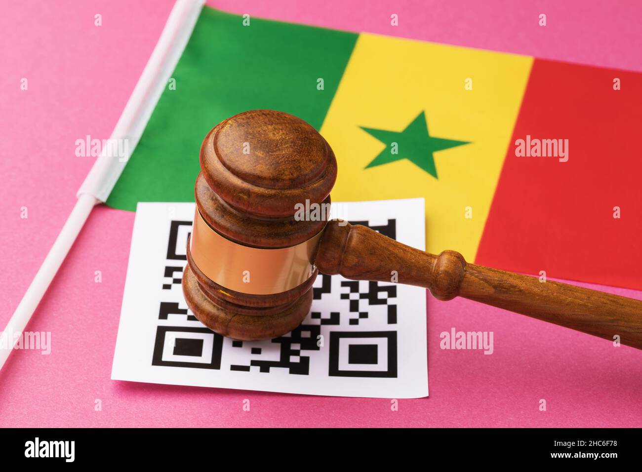 Giudice gavel, scheda codice a barre e bandiera senegalese, concetto di punizione amministrativa per violazione del regime utilizzando codici QR in Senegal Foto Stock