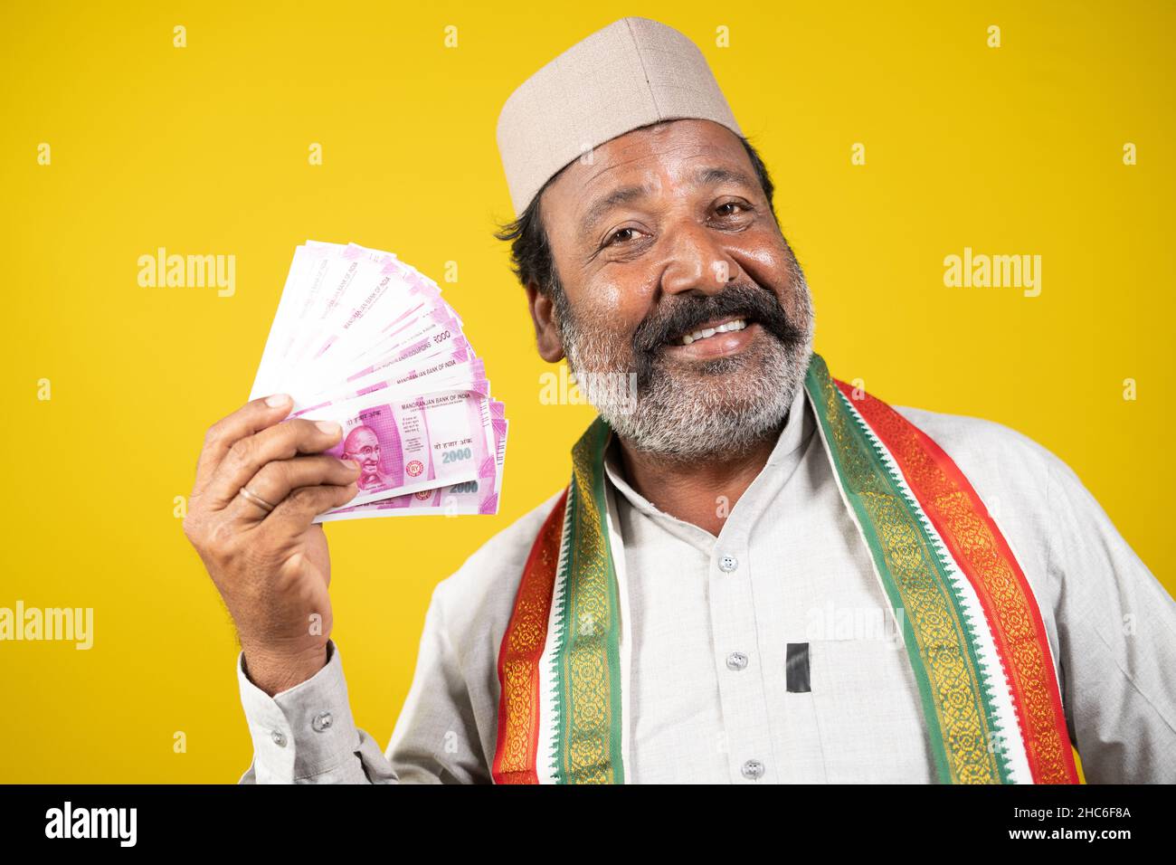 Corrotto avido politico indiano ridendo usando soldi come un ventilatore - concetto che mostra di arroganza politica, risate malvagie e modo non professionale di Foto Stock