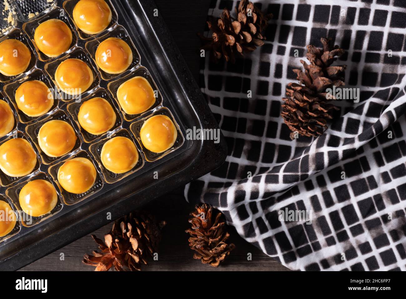 La torta di Nastar (che contiene solitamente la marmellata di ananas) è disposta in modo ordinato Foto Stock
