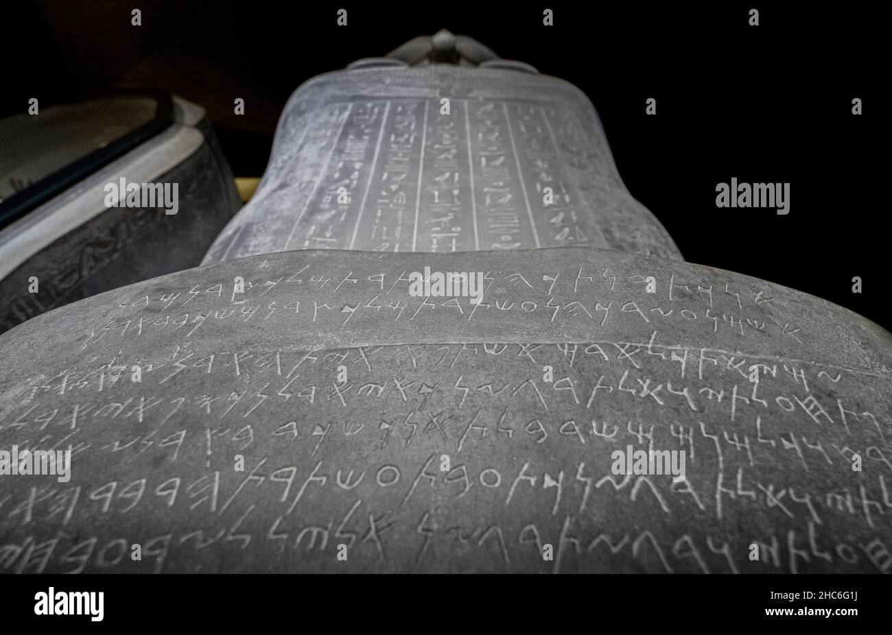 Vista dettagliata di un sarcofago egiziano. Museo Archeologico di Istanbul, Turchia. Foto Stock