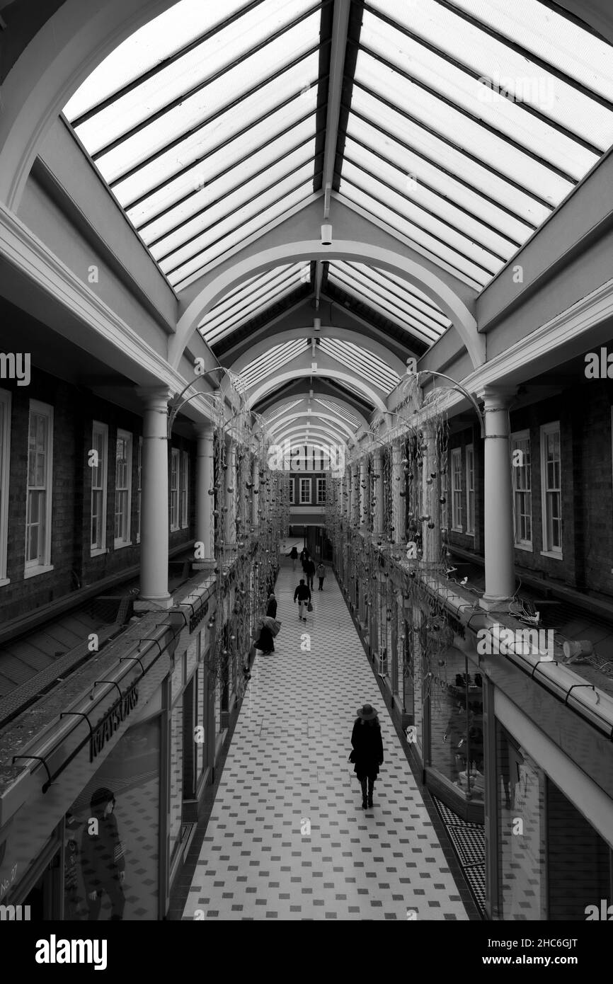 All'interno della Westgate Shopping Arcade, Queensgate, Peterborough City, Cambridgeshire, Inghilterra, REGNO UNITO Foto Stock