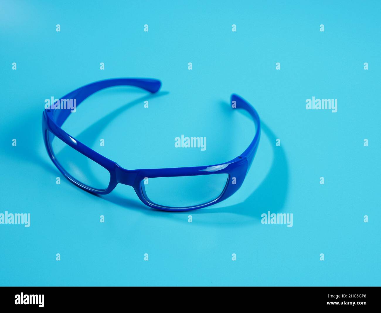 occhiali blu con lenti trasparenti isolate. per un concetto di moda. Foto Stock