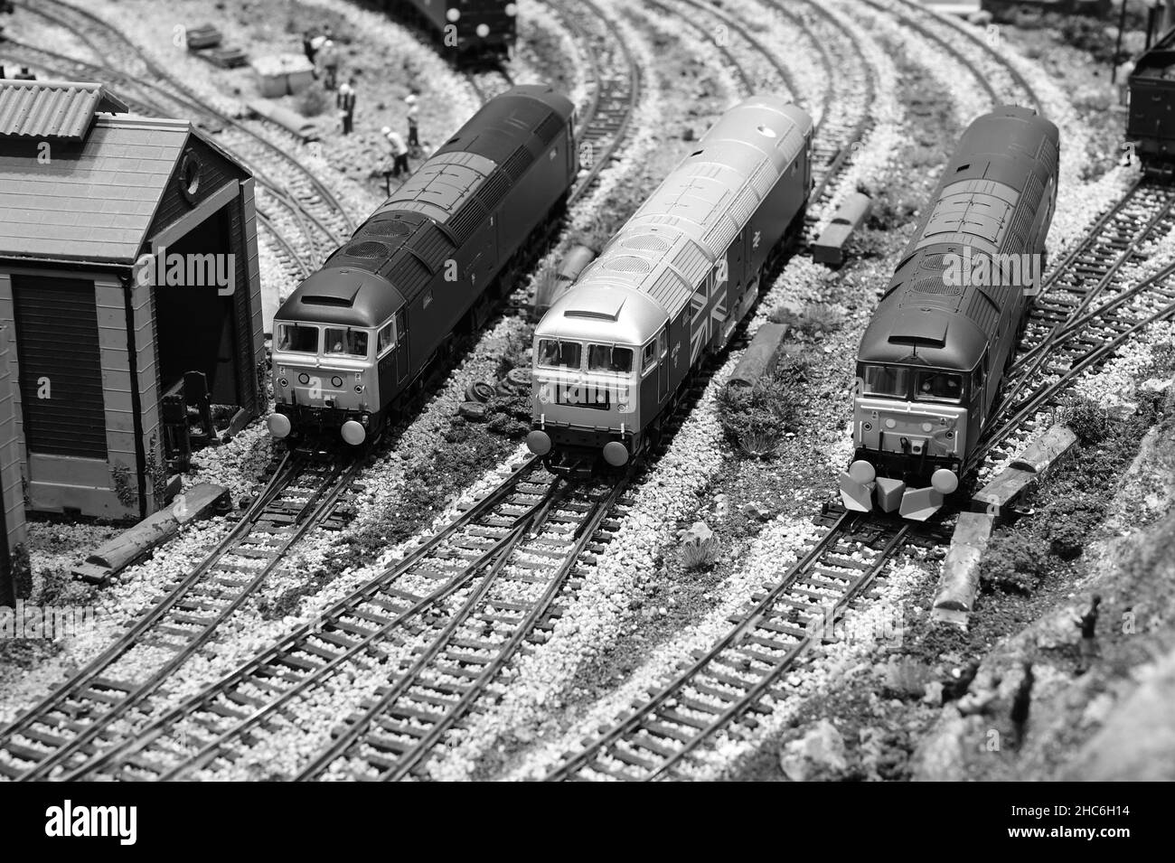 Un trio di locomotive modello classe 47 su una ferrovia modello. Foto Stock