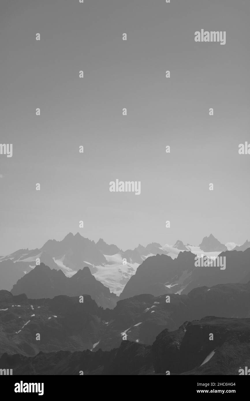 Immagine verticale in scala di grigi di vette innevate Foto Stock