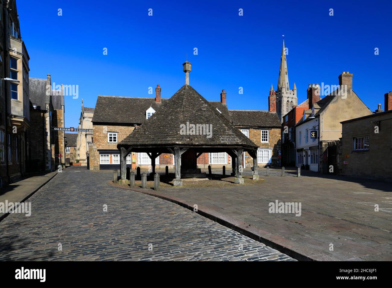 La chiesa di Buttercross in legno e All Saints Parish, città mercato di Oakham, Rutland County, Inghilterra Foto Stock