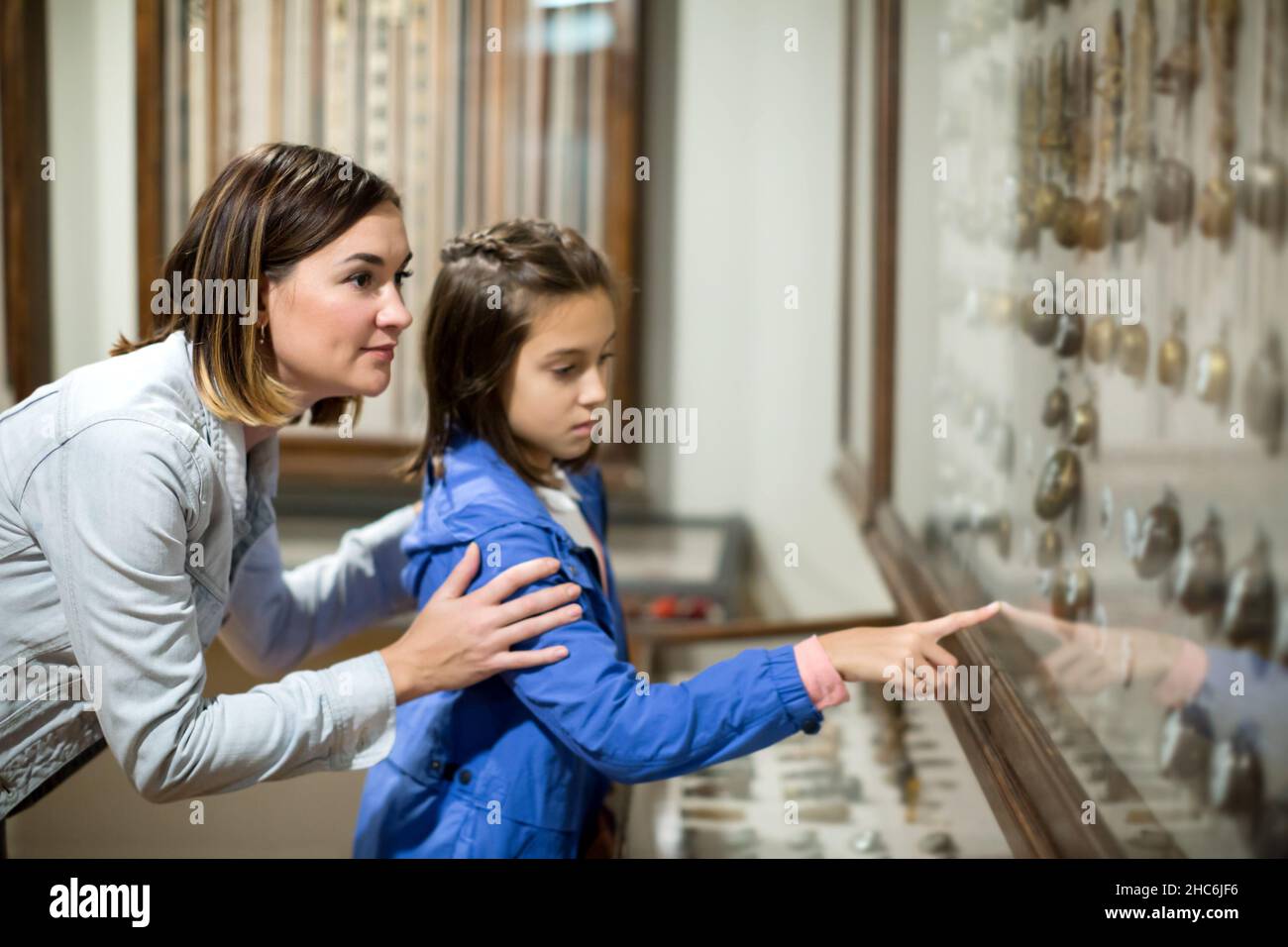 Madre e figlia che esplorano le esposizioni medievali Foto Stock
