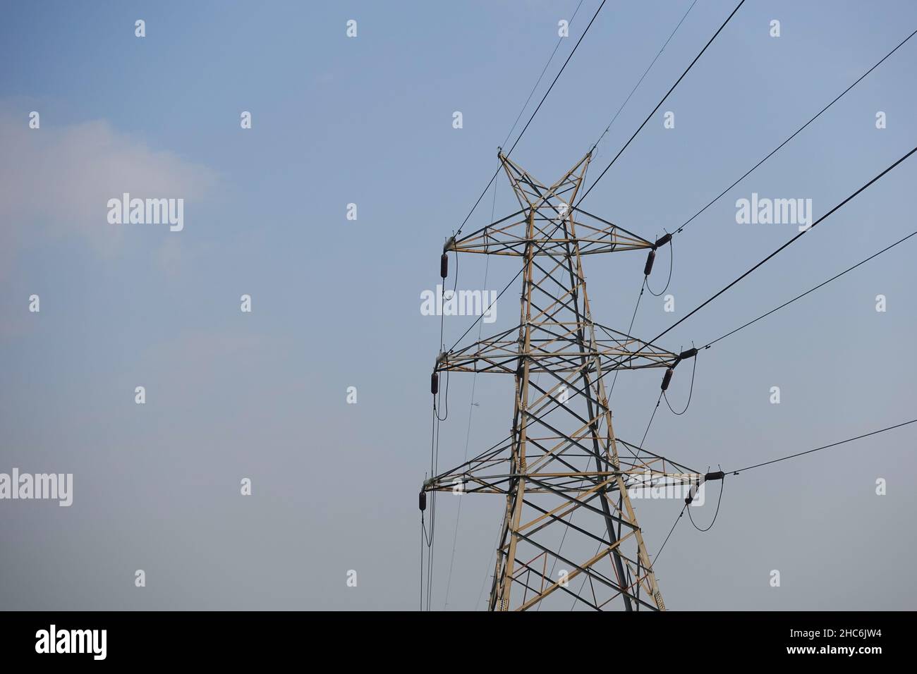 Linee elettriche contro il cielo blu con spazio di copia Foto Stock
