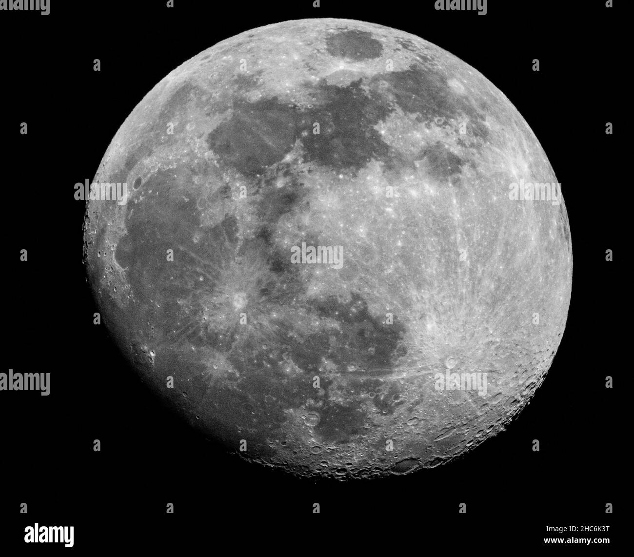 Scatto in scala di grigi di una luna piena su sfondo nero Foto Stock