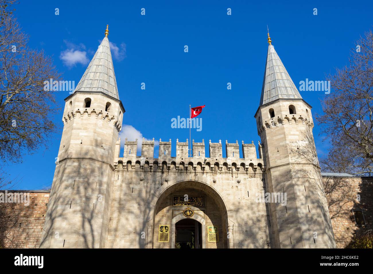 Ingresso al Palazzo Topkapi di Istanbul. Il Topkapı Palace è un grande museo situato nella parte orientale del distretto di Fatih di Istanbul, in Turchia. Foto Stock
