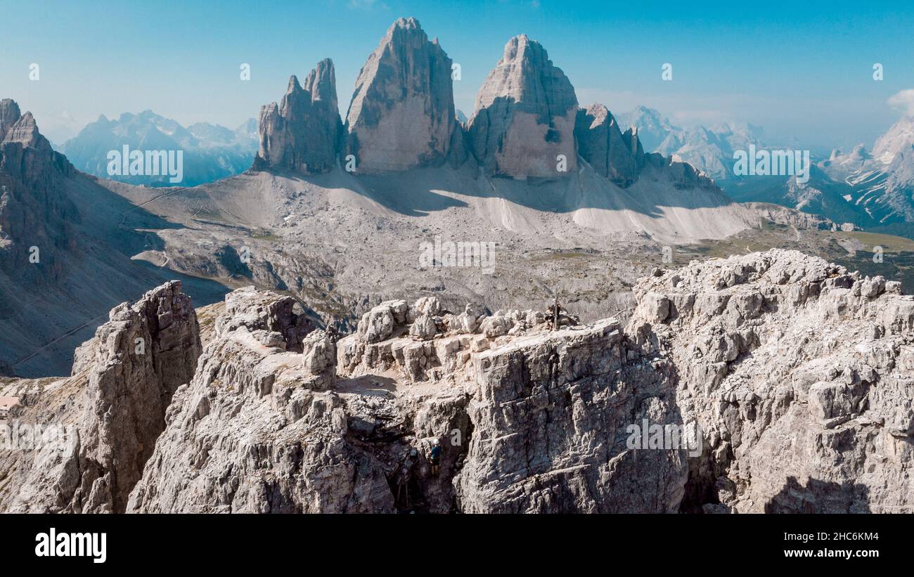 La Torre di Toblin (Toblinger Knoten) di fronte alla Tre Cime di Lavaredo (Drei Zinnen), Alto Adige, Italia Foto Stock