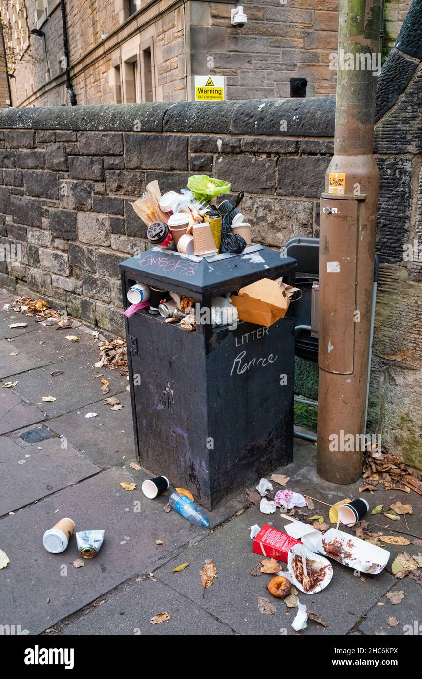 Edimburgo, Scozia - 21 novembre 2021: Un traboccante bidone dei rifiuti sulle strade di Edimburgo Scozia. Foto Stock