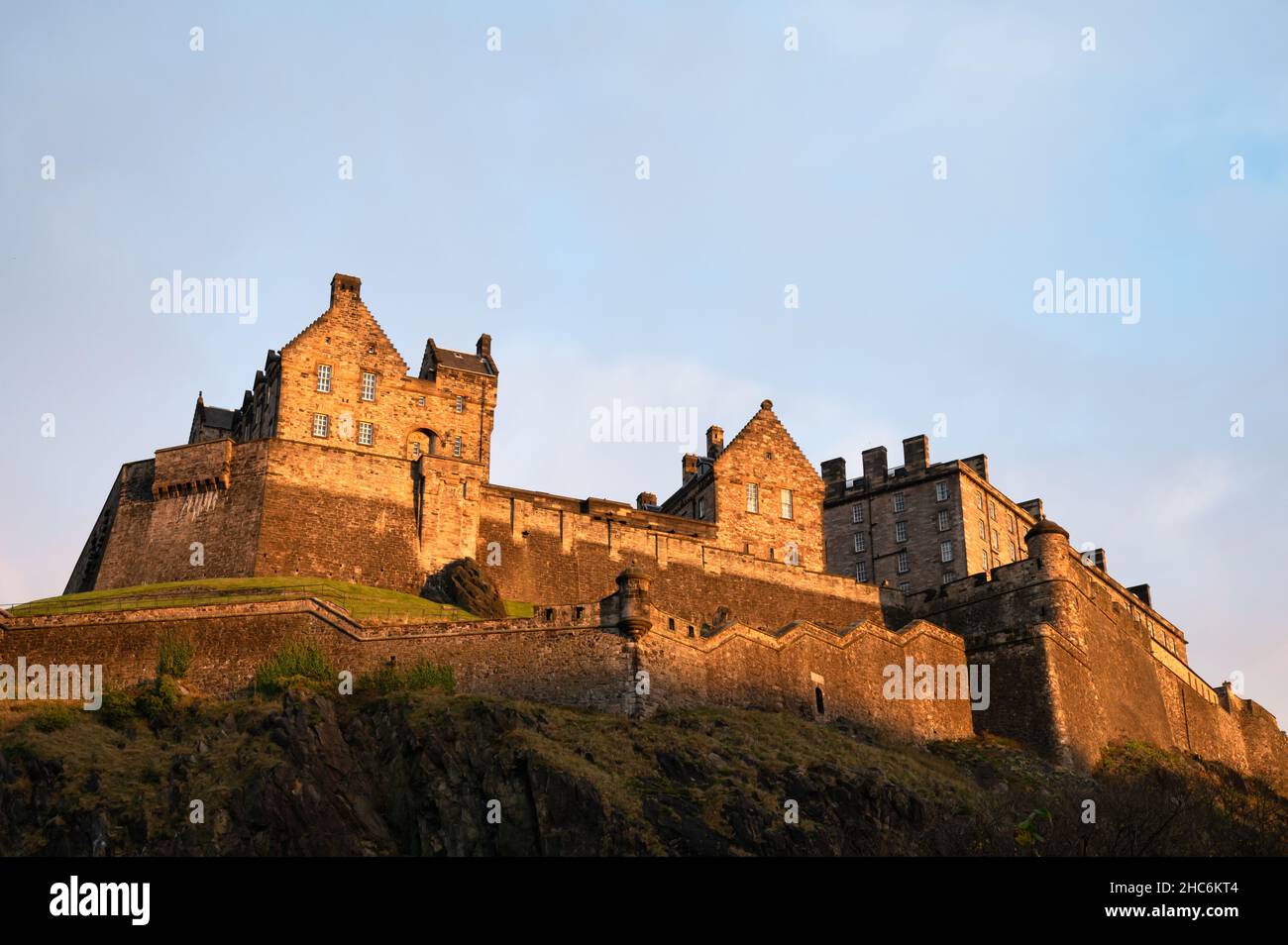 Edimburgo, Scozia - 21 novembre 2021: La luce del sole che illumina il Castello di Edimburgo a Scotland. Foto Stock