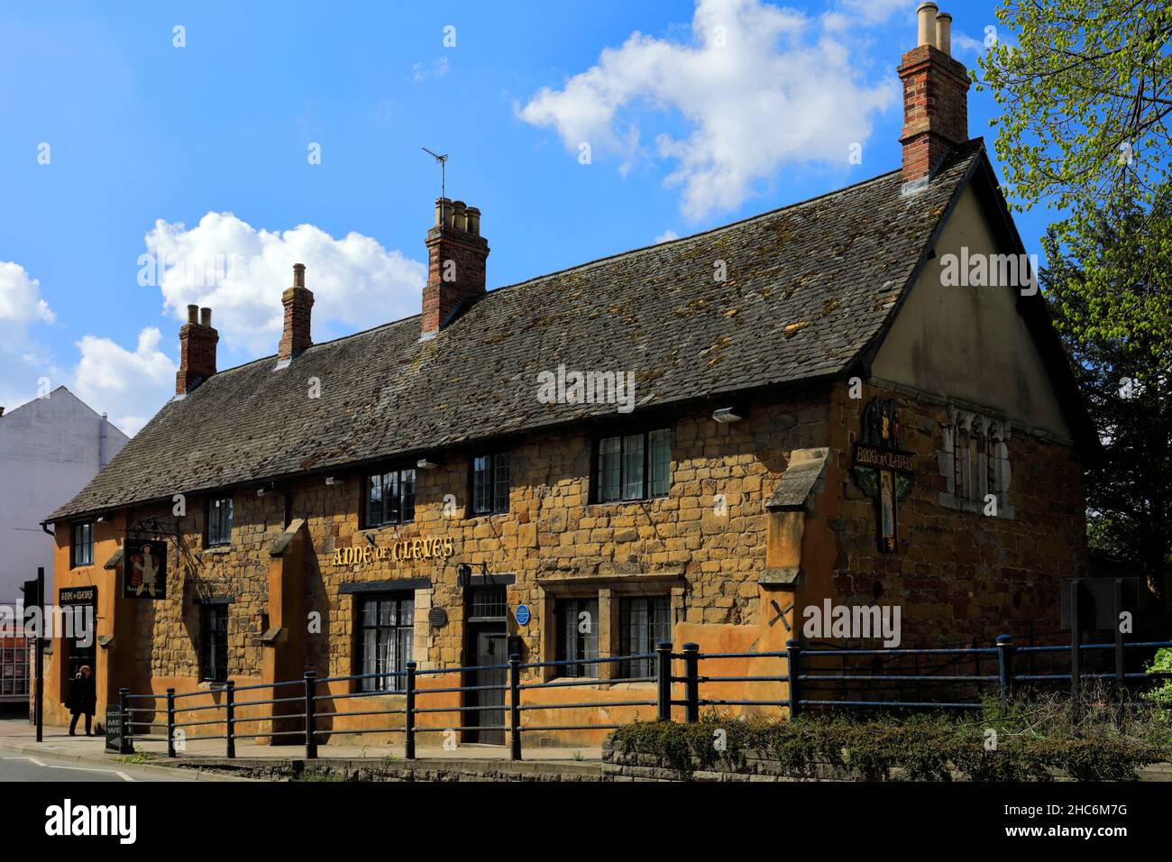 Anne of Cleves pub e St Marys Church, città di mercato di Melton Mowbray, Leicestershire, Inghilterra Foto Stock