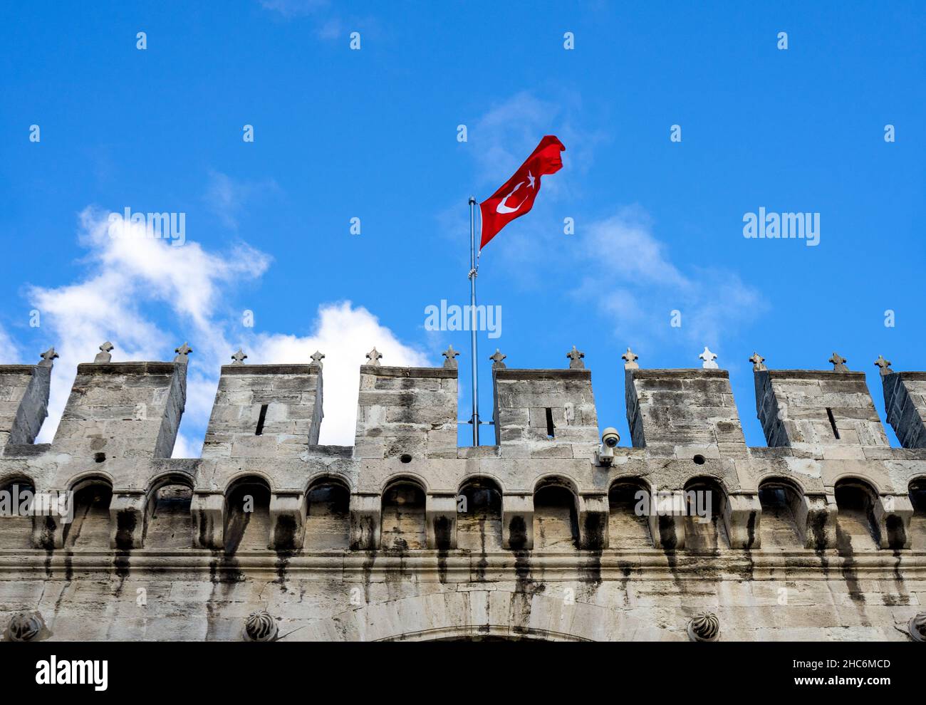 Vista dettagliata del Palazzo Topkapi di Istanbul in Turchia. Pareti del castello contro il cielo blu nuvoloso. Foto Stock