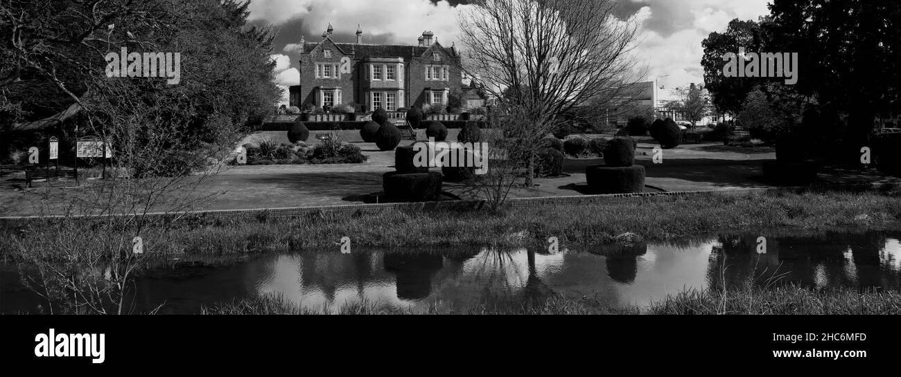 Vista estiva di Edgerton Lodge e giardini commemorativi, città mercato di Melton Mowbray, Leicestershire, Inghilterra; Regno Unito Foto Stock