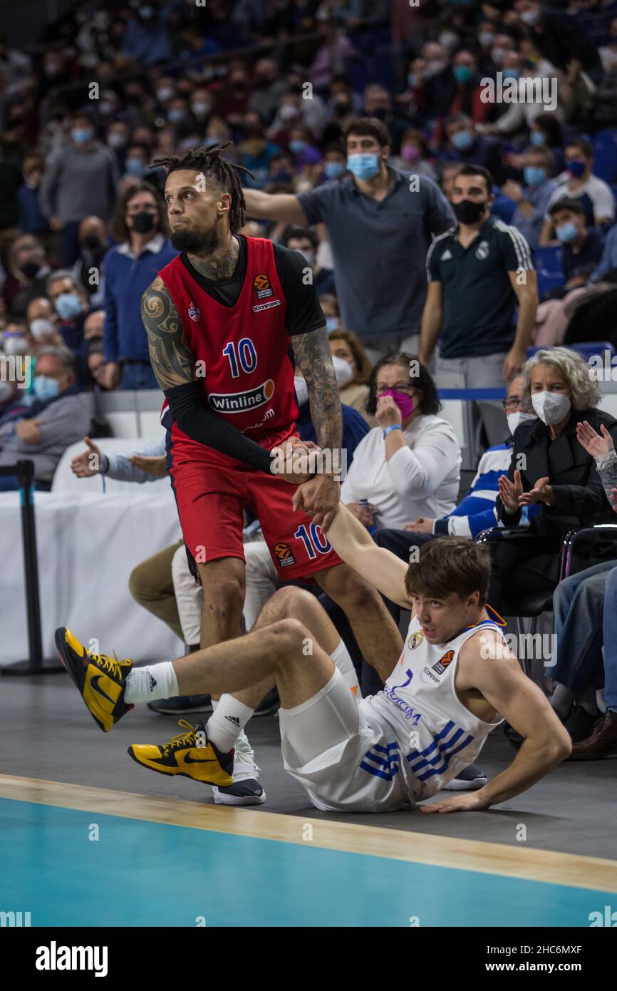 Madrid, Spagna. 23rd Dic 2021. Daniel Hackett (rosso) e Urban Klavzar (bianco) durante la vittoria del Real Madrid su CSKA Mosca (71 - 65) nella stagione regolare dell'Eurolega Turkish Airlines (round 17) celebrata a Madrid (Spagna) al Wizink Center. Dicembre 23rd 2021. (Foto di Juan Carlos García Mate/Pacific Press/Sipa USA) Credit: Sipa USA/Alamy Live News Foto Stock