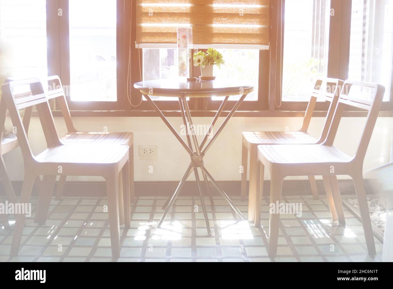 Un set di sedie in una caffetteria con luce che brilla attraverso la finestra del negozio. Foto Stock