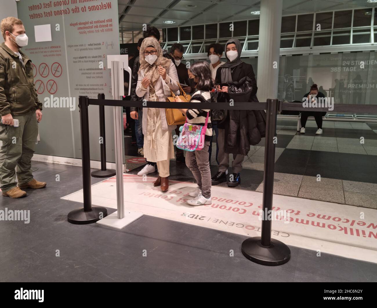 MONACO di BAVIERA, GERMANIA - DICEMBRE 24: I passeggeri si sono schierati per un test PCR all'aeroporto di Monaco il 24 dicembre 2021 a Erding. Foto Stock