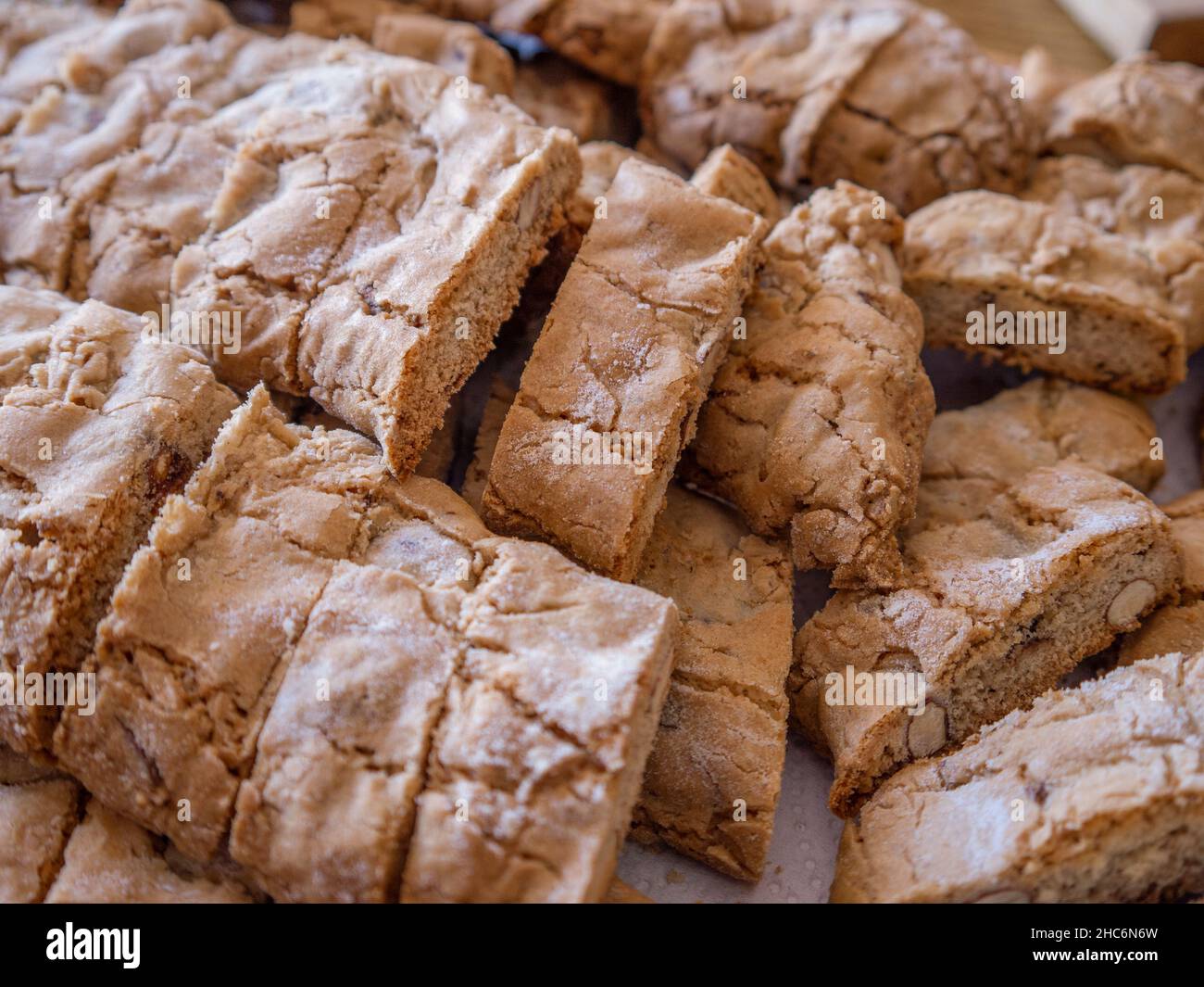 Biscotti tipici italiani fatti per le vacanze di Natale, con noci, nocciole, mandorle Foto Stock