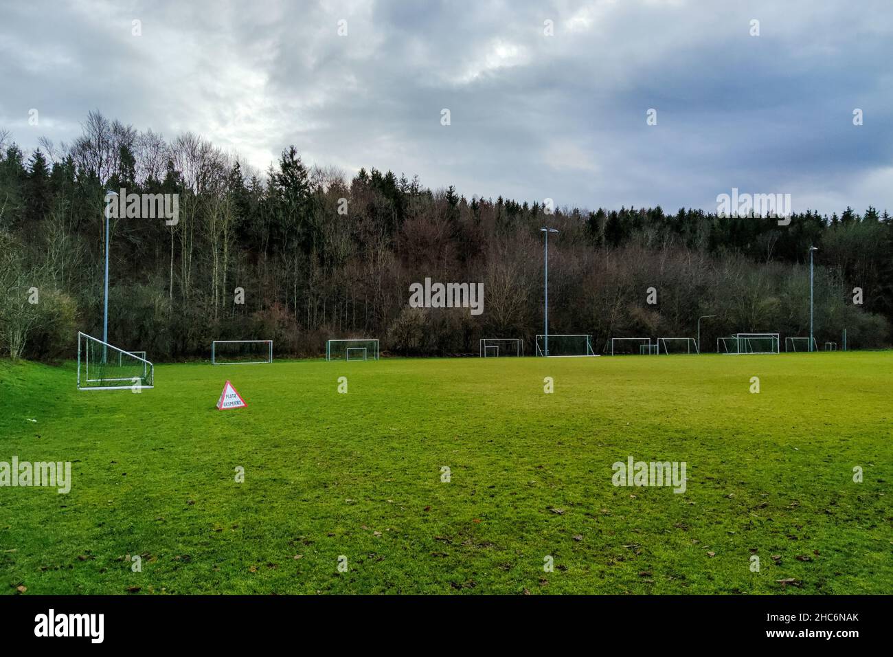 Un campo di calcio chiuso a causa di Covid. Tutti gli obiettivi sono assemblati al bordo del campo. Foto Stock
