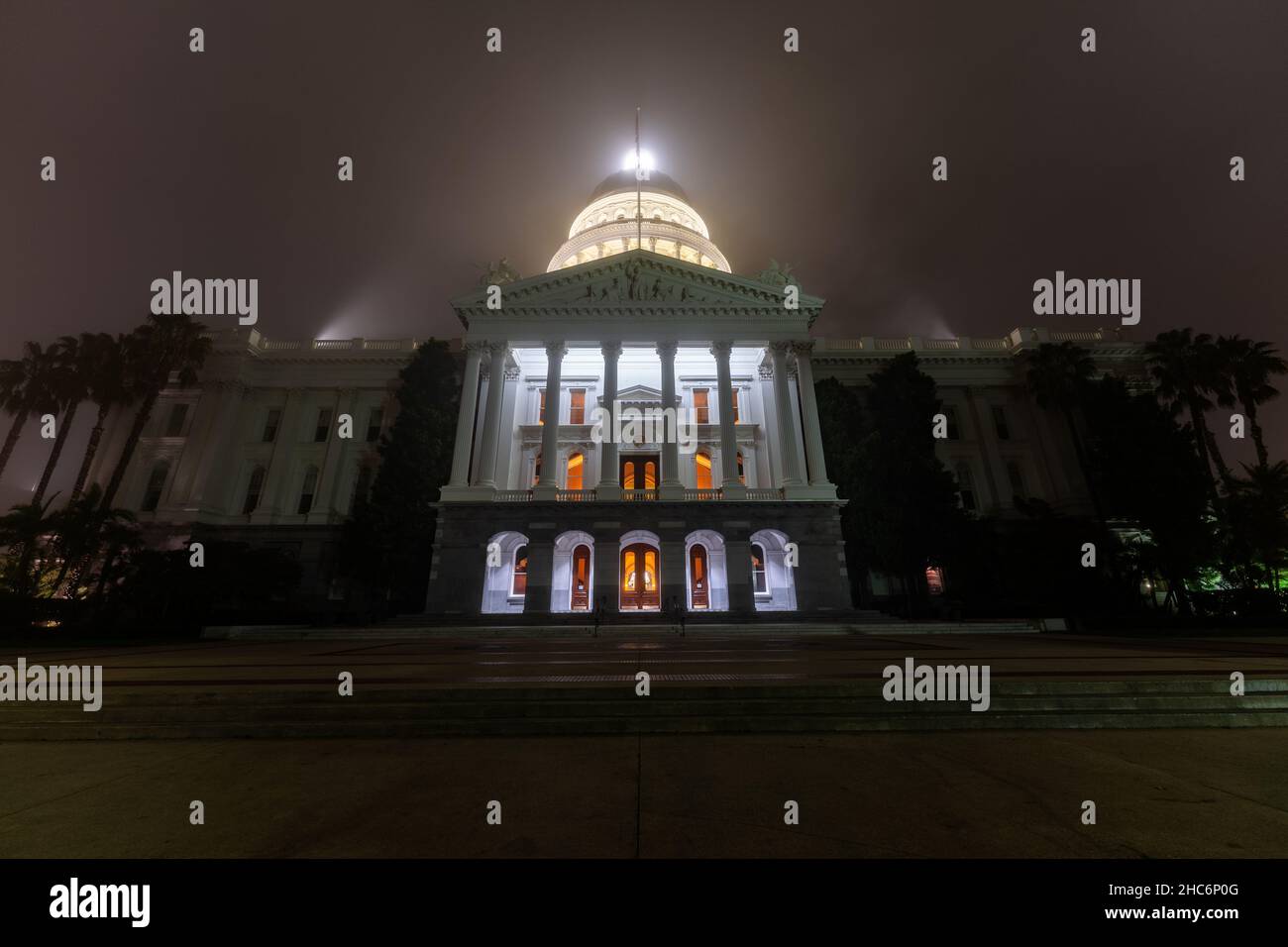 Museo illuminato del Campidoglio della California a Sacramento, California di notte Foto Stock