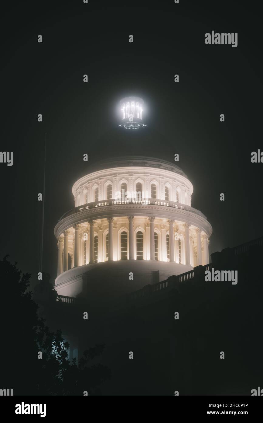 Museo illuminato del Campidoglio della California a Sacramento, California di notte Foto Stock