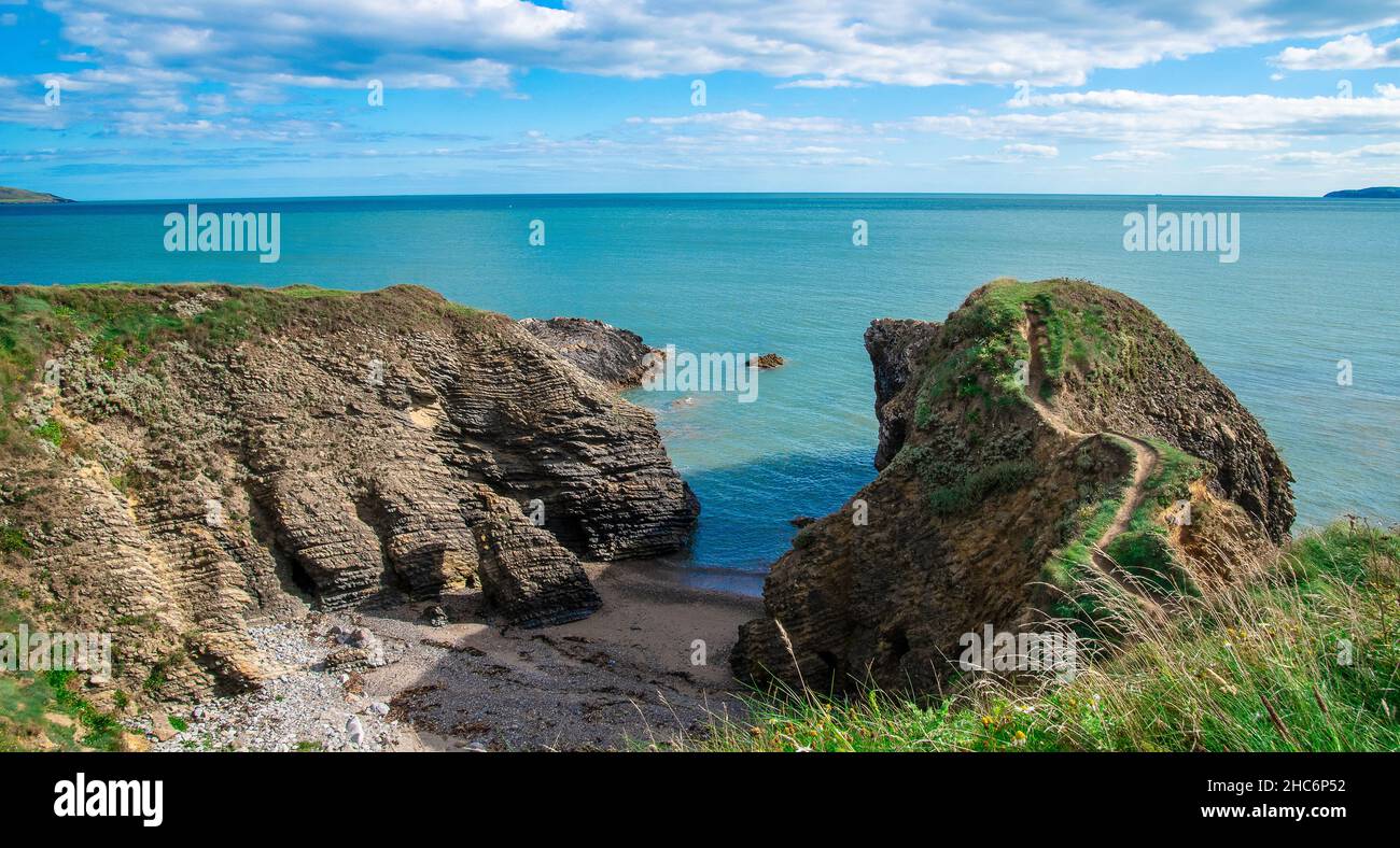 Bellissimo paesaggio di una baia circondata da scogliere boscose Foto Stock