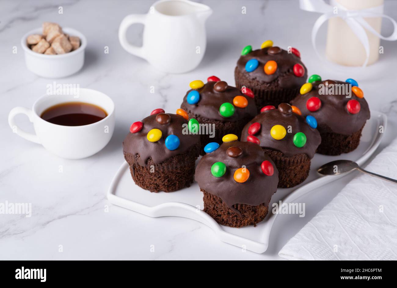 Caffè muffin al cioccolato per colazione Foto Stock